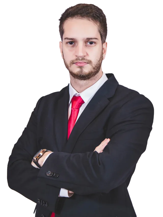 Caio Guimarães Campana, de terno e gravata vermelha, braços cruzados