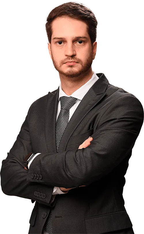 Caio Guimarães Campana, de terno escuro e braços cruzados